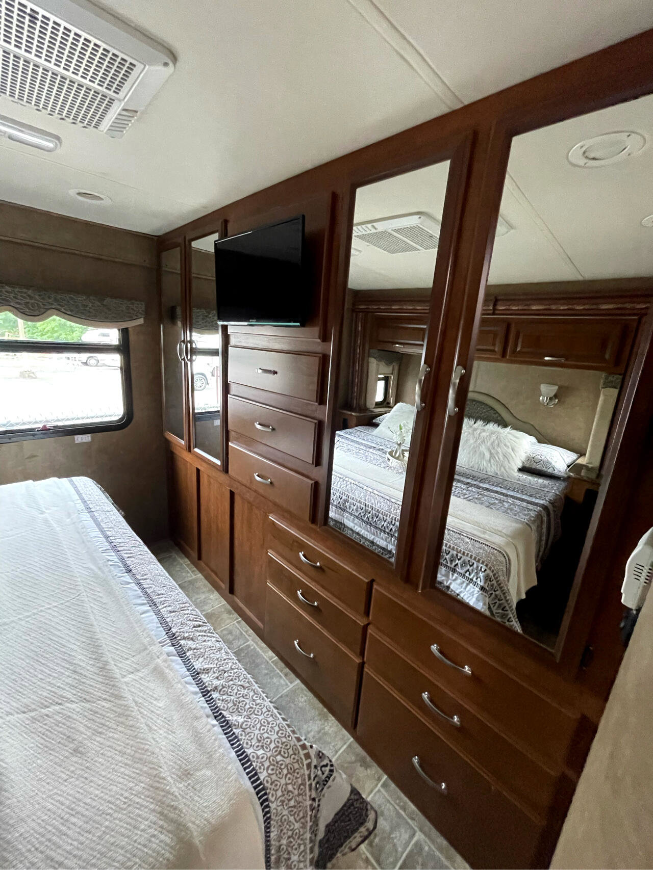 Used 2014 Ford F550 2WD Regular Cab Super Duty image 20