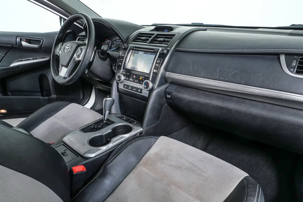 Used 2014 Toyota Camry SE w/ Leather Package image 19
