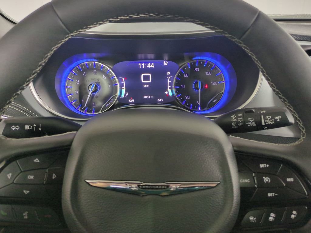 Used 2025 Chrysler Pacifica Limited image 34