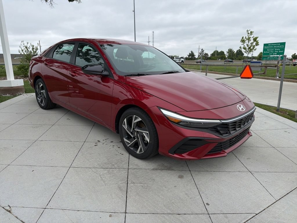 Used 2025 Hyundai Elantra Sport FWD image 2