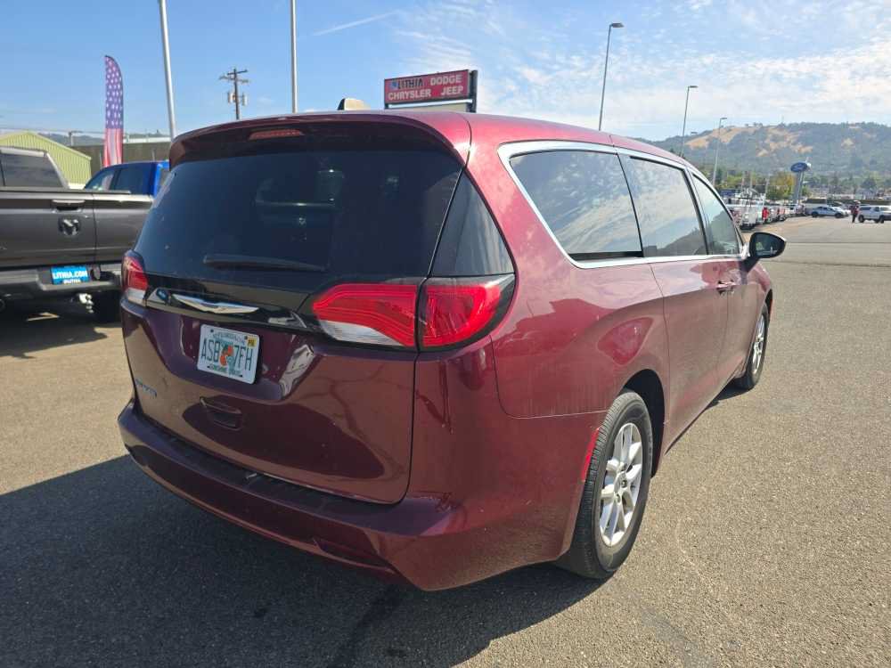 Used 2022 Chrysler Voyager LX FWD image 17