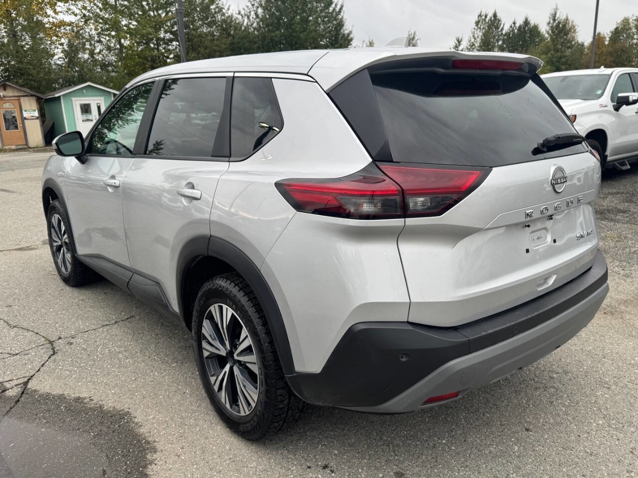 Used 2023 Nissan Rogue SV image 3