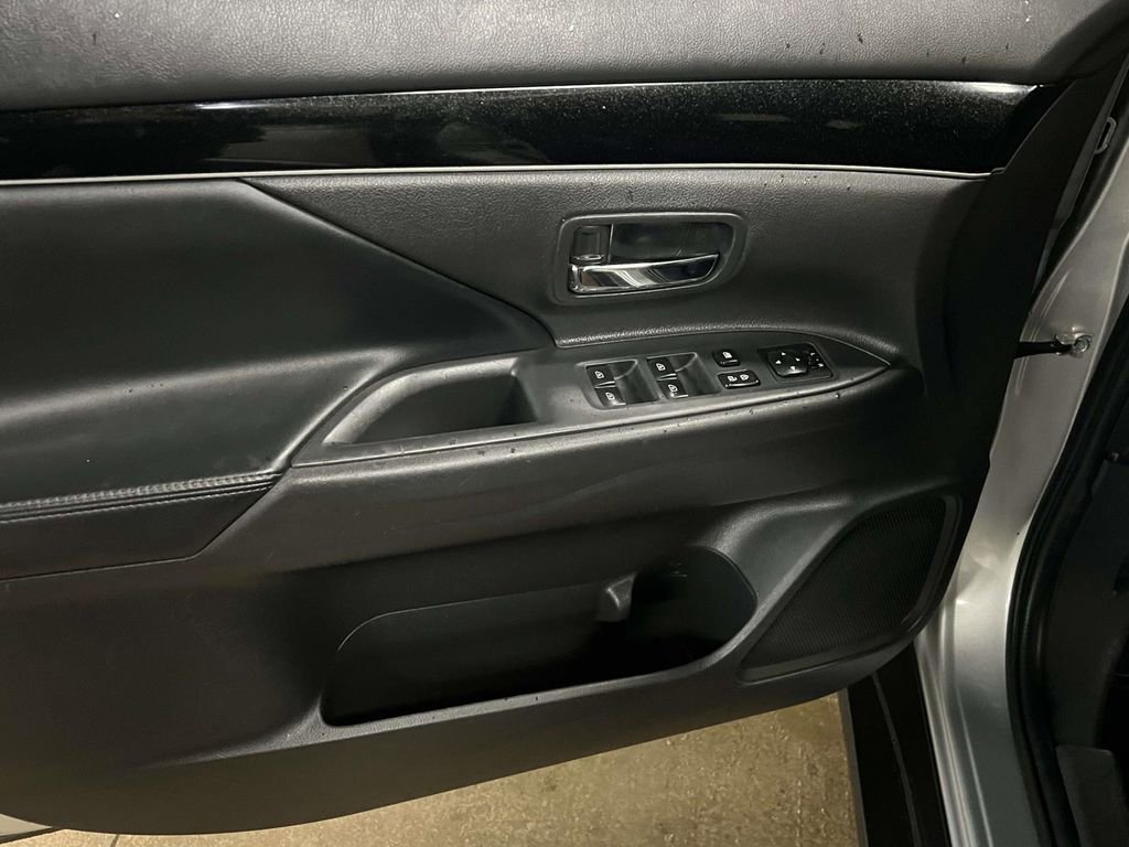Used 2020 Mitsubishi Outlander LE image 11