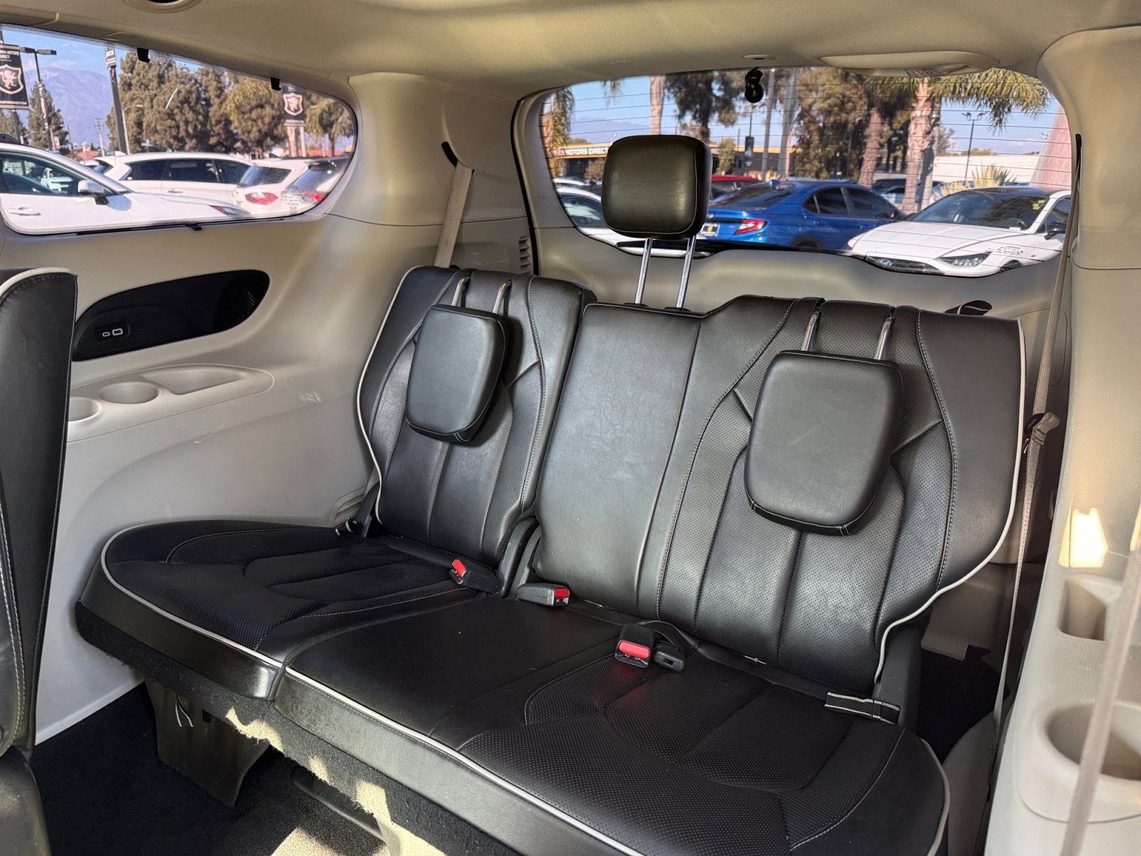 Used 2022 Chrysler Pacifica Limited w/ Uconnect Theater Family Group image 16