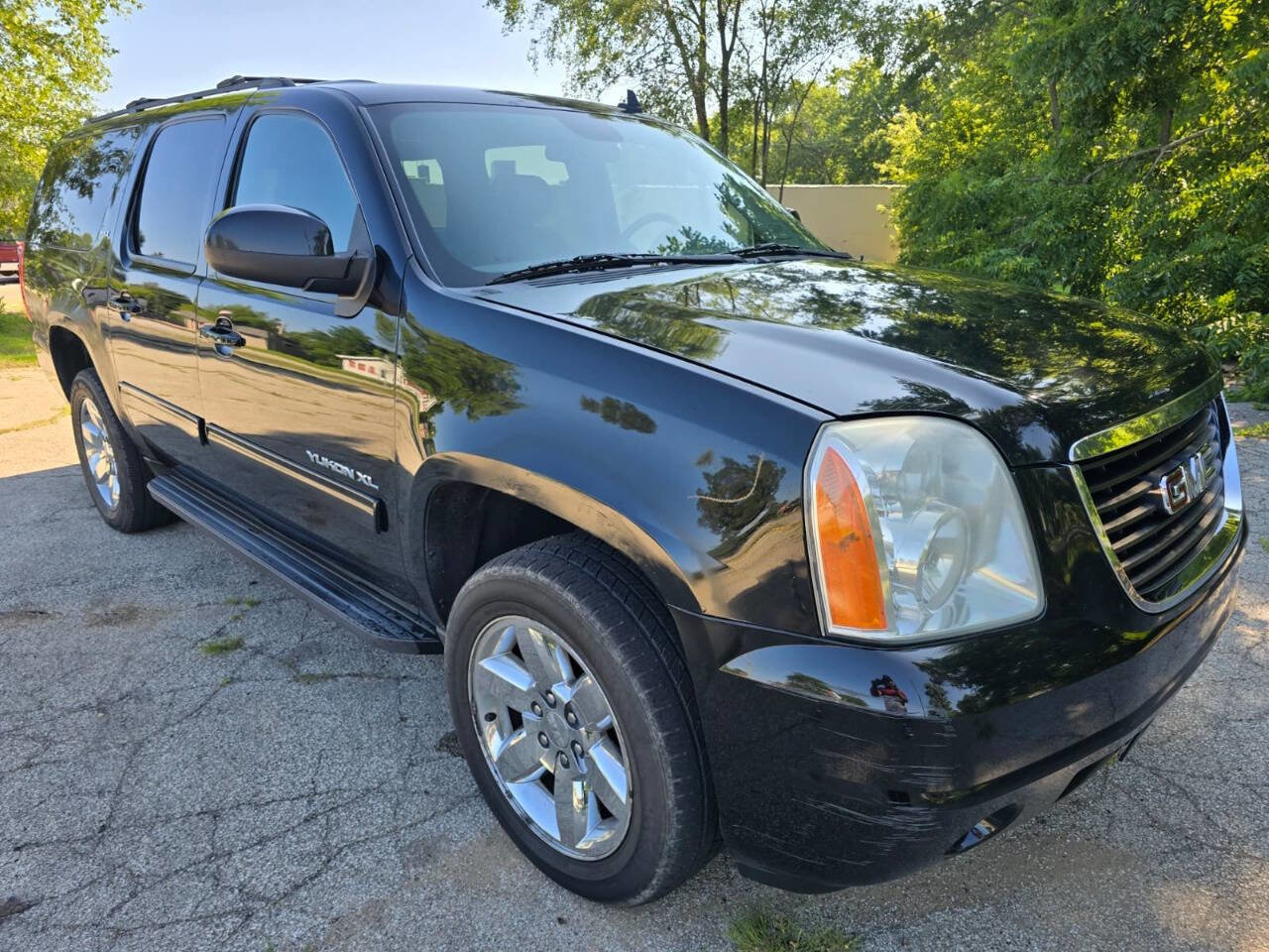 Used 2011 GMC Yukon XL SLT image 3