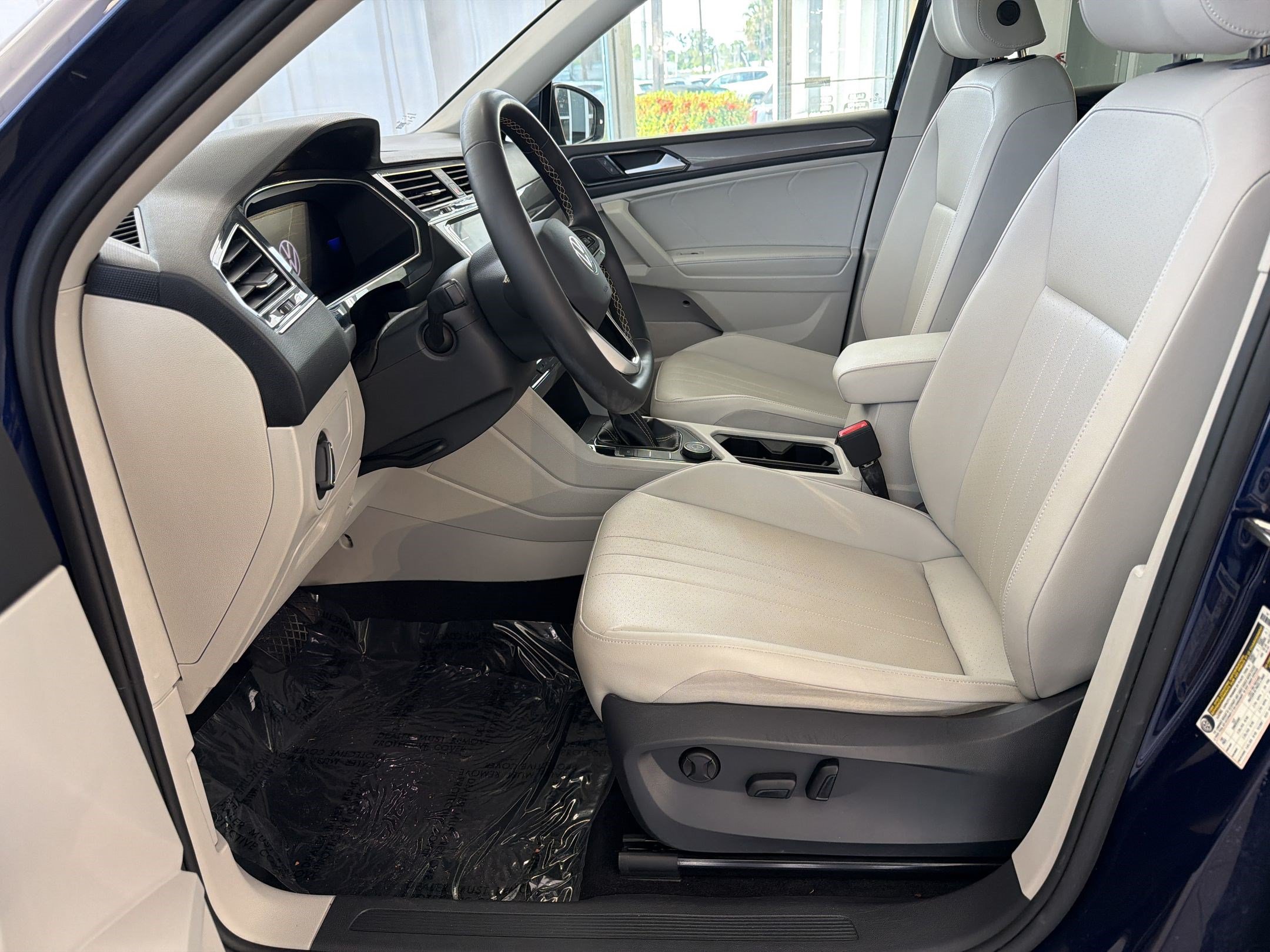 Used 2023 Volkswagen Tiguan SE w/ Panoramic Sunroof Package AWD/4WD image 5