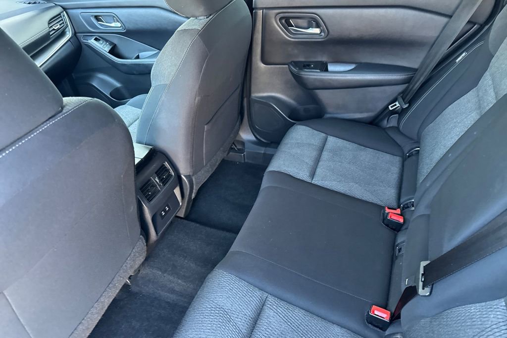 Used 2024 Nissan Rogue SV image 12