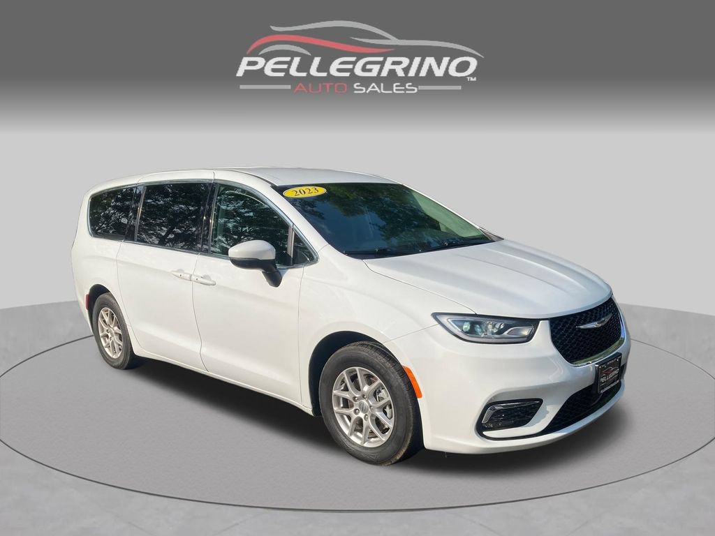Used 2023 Chrysler Pacifica Touring-L FWD image 9