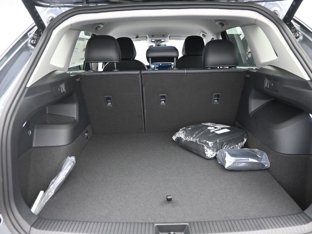 New 2025 Volkswagen Tiguan SE image 33