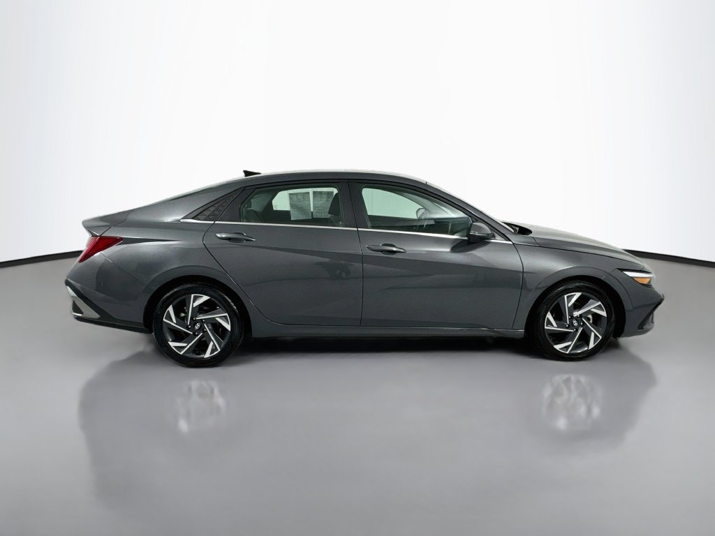 Used 2025 Hyundai Elantra Limited FWD image 9