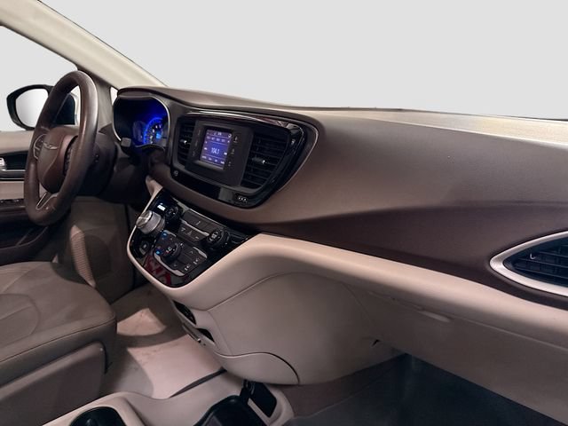 Used 2017 Chrysler Pacifica LX FWD image 28