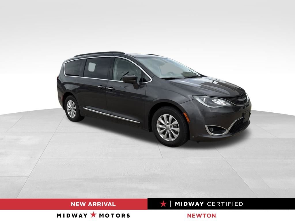 Used 2017 Chrysler Pacifica Touring-L FWD image 1