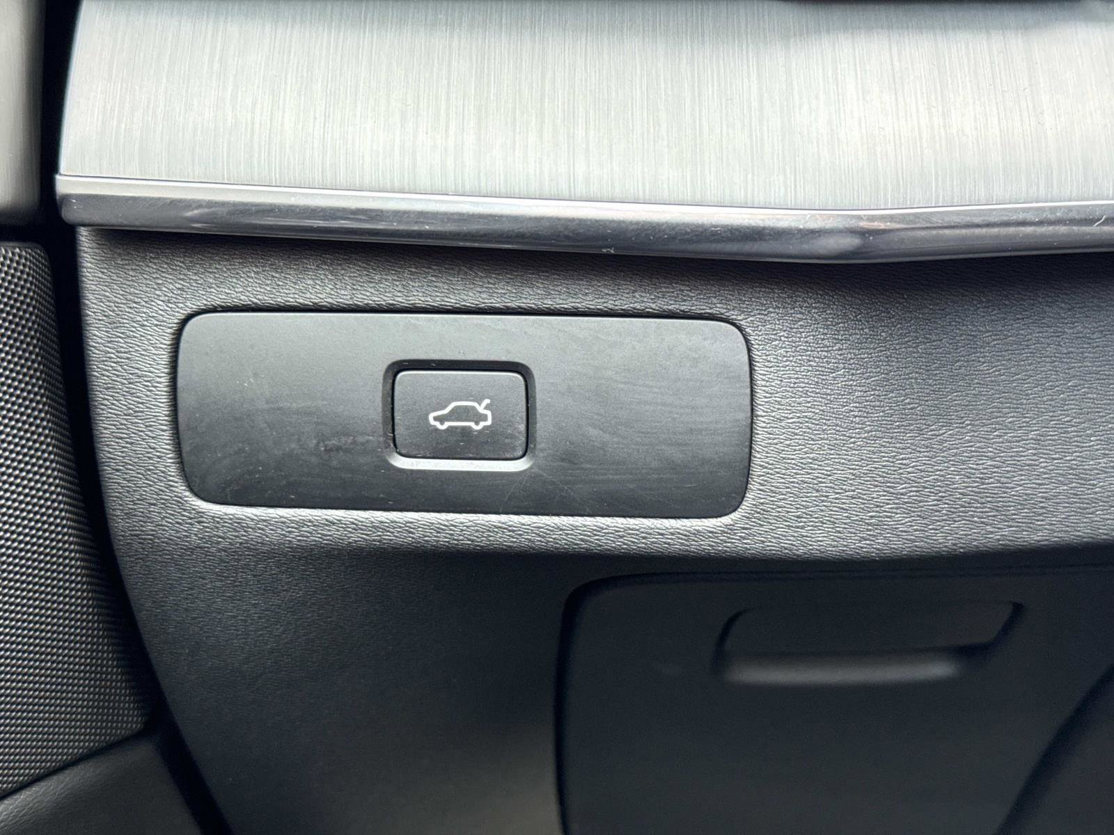 Used 2024 Volvo XC90 B5 Core w/ Protection Package Premier image 13