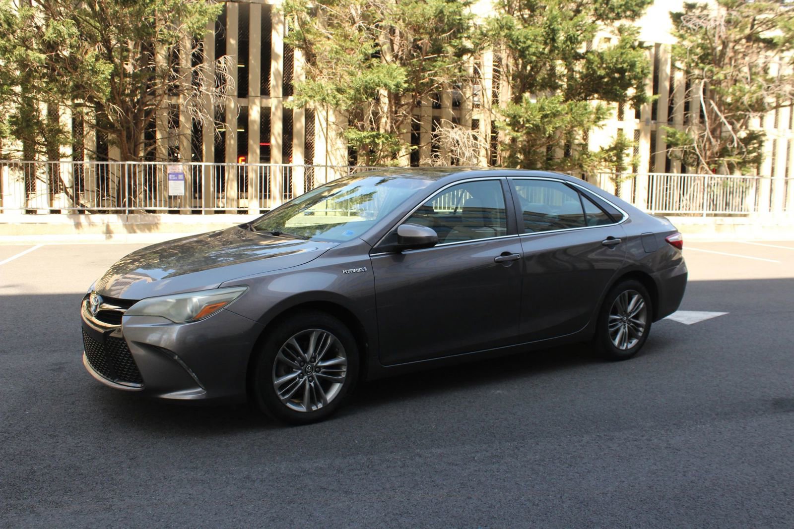 Used 2015 Toyota Camry SE w/ Moonroof Package FWD image 12