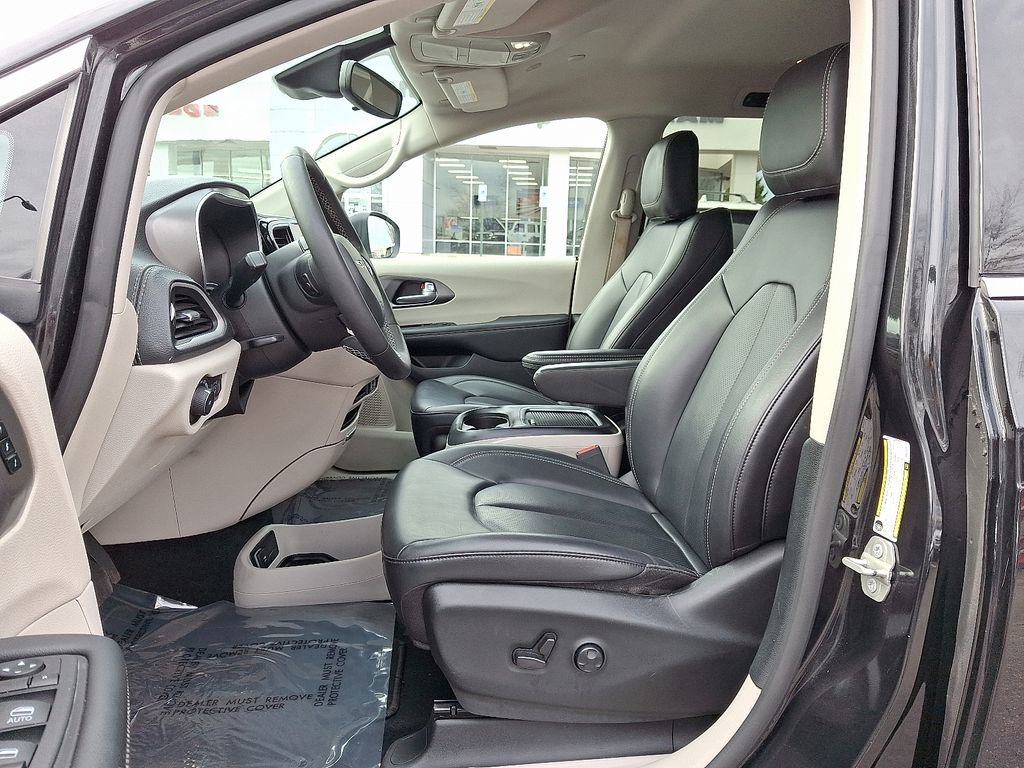 Used 2023 Chrysler Pacifica Touring-L image 14