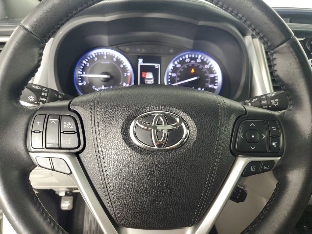 Used 2019 Toyota Highlander XLE image 24