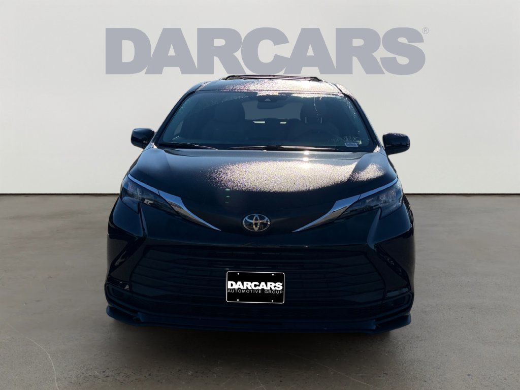Used 2026 Toyota Sienna LE AWD/4WD image 2