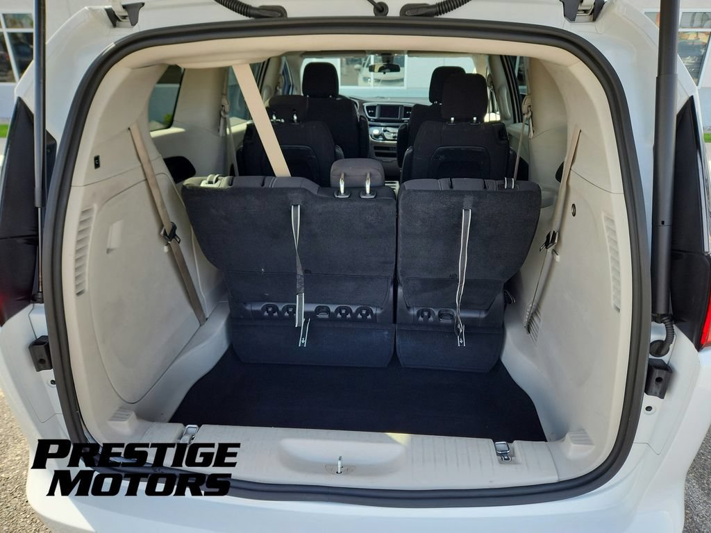 Used 2022 Chrysler Voyager LX FWD image 11