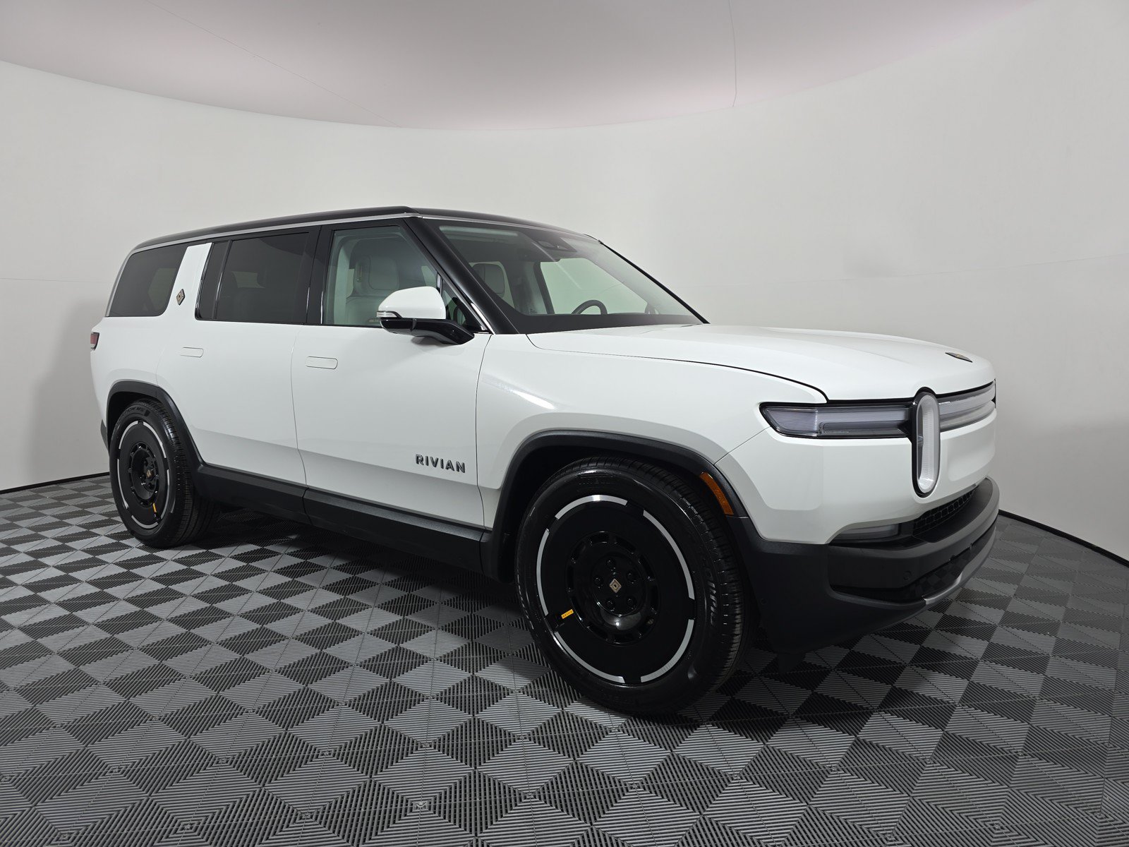 Used 2025 Rivian R1S Adventure AWD/4WD image 7