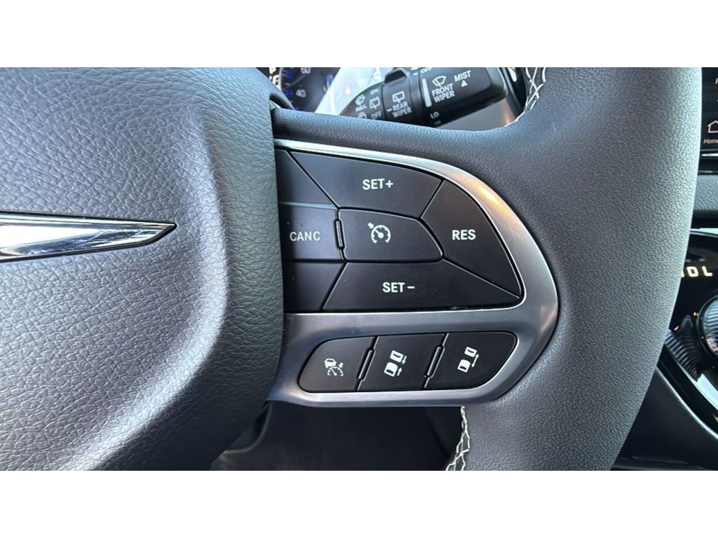 Used 2025 Chrysler Pacifica Select image 22