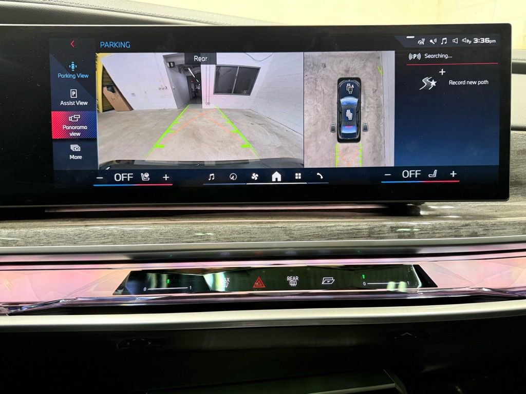 Used 2024 BMW i7 M70 w/ Premium Package image 27