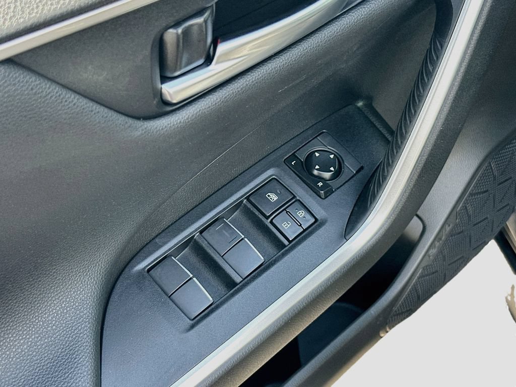 Used 2020 Toyota RAV4 XSE AWD/4WD image 17