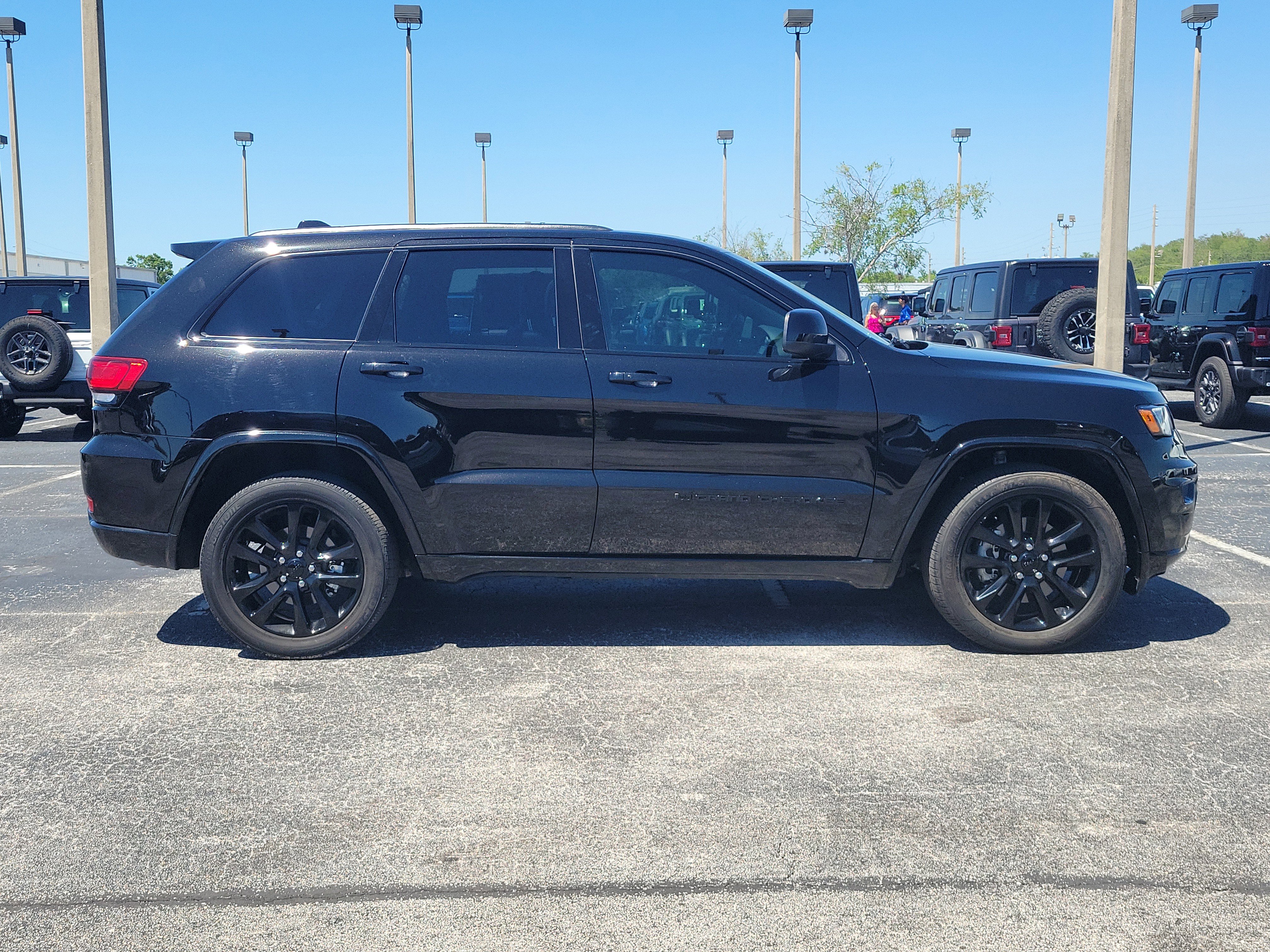 Used 2022 Jeep Grand Cherokee Laredo X RWD image 8