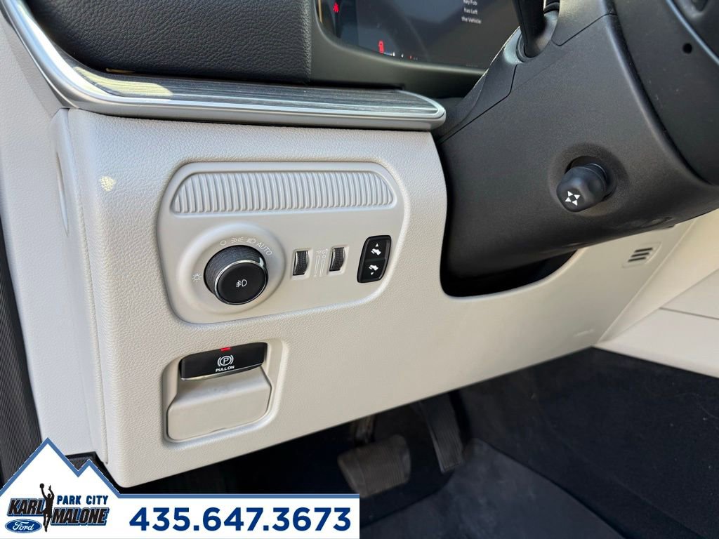 Used 2023 Jeep Wagoneer Series III w/ Premium Group I AWD/4WD image 16