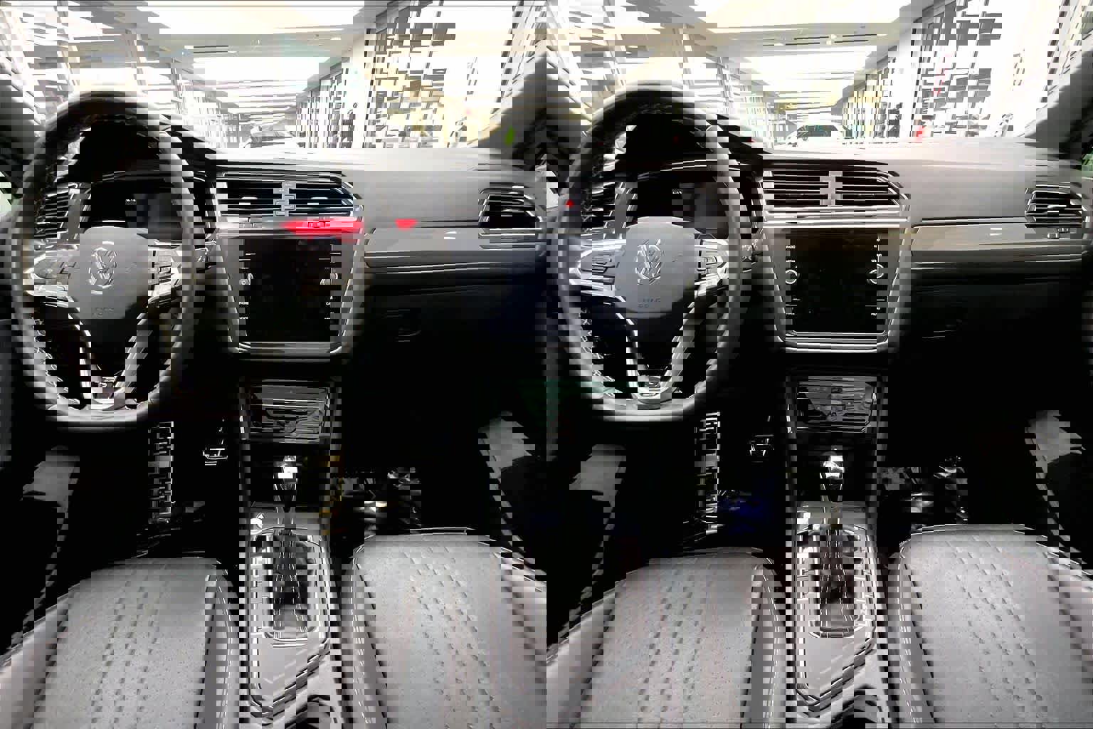 Used 2023 Volkswagen Tiguan SE R-Line image 15