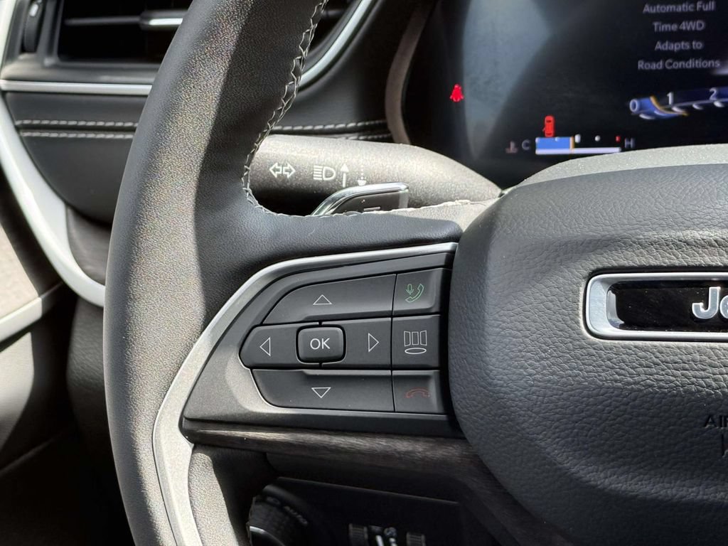 Used 2025 Jeep Grand Cherokee Limited AWD/4WD image 20