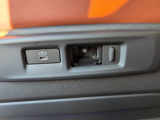 Certified 2023 BMW X6 xDrive40i w/ Executive Package image 21