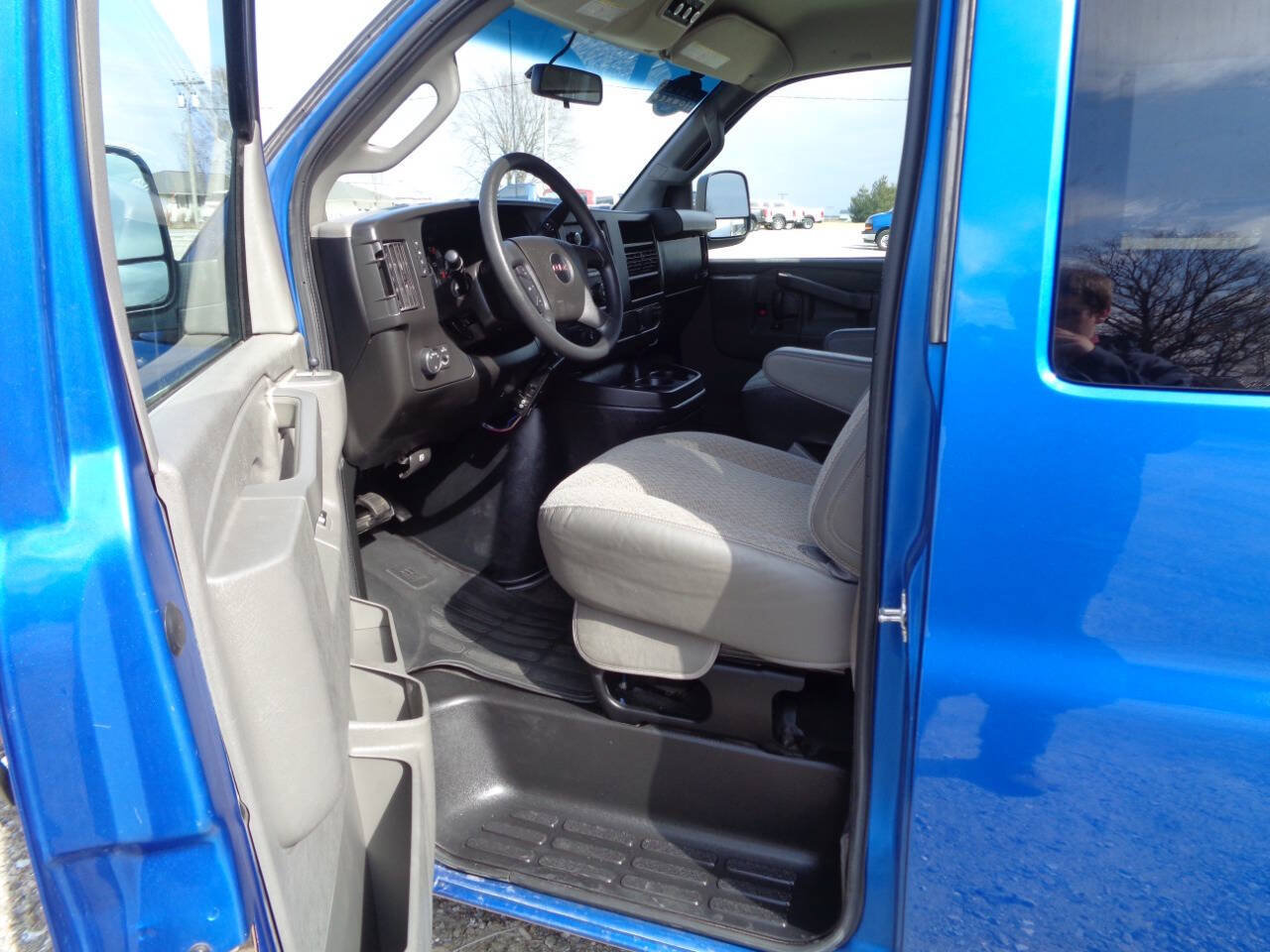 Used 2018 GMC Savana 3500 LT w/ LT Preferred Equipment Group RWD image 4