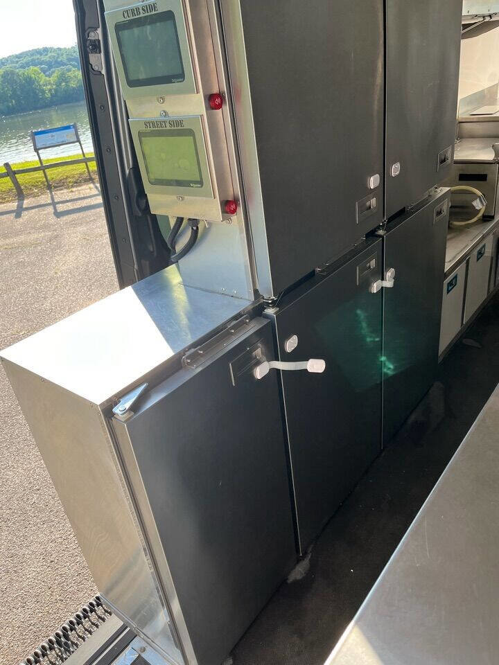 Used 2022 Mercedes-Benz Sprinter 4500 image 28