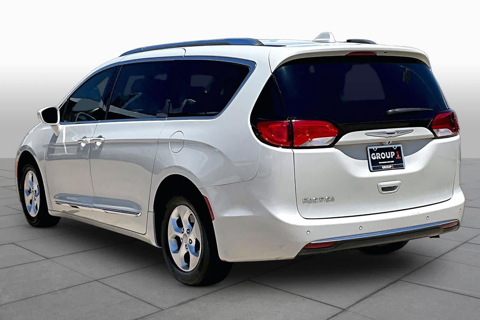 Used 2017 Chrysler Pacifica Touring-L Plus FWD image 10