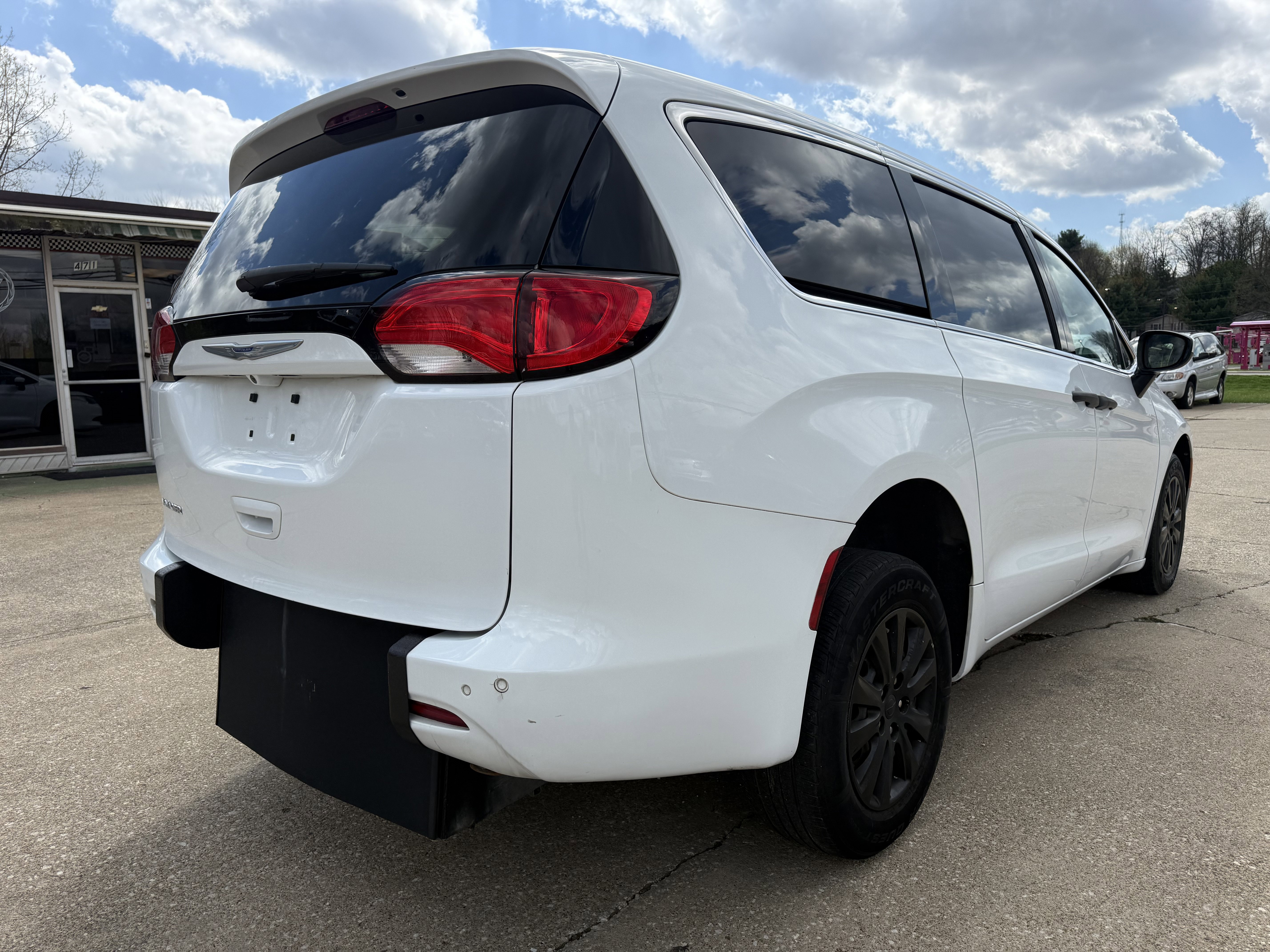 Used 2020 Chrysler Voyager L image 5