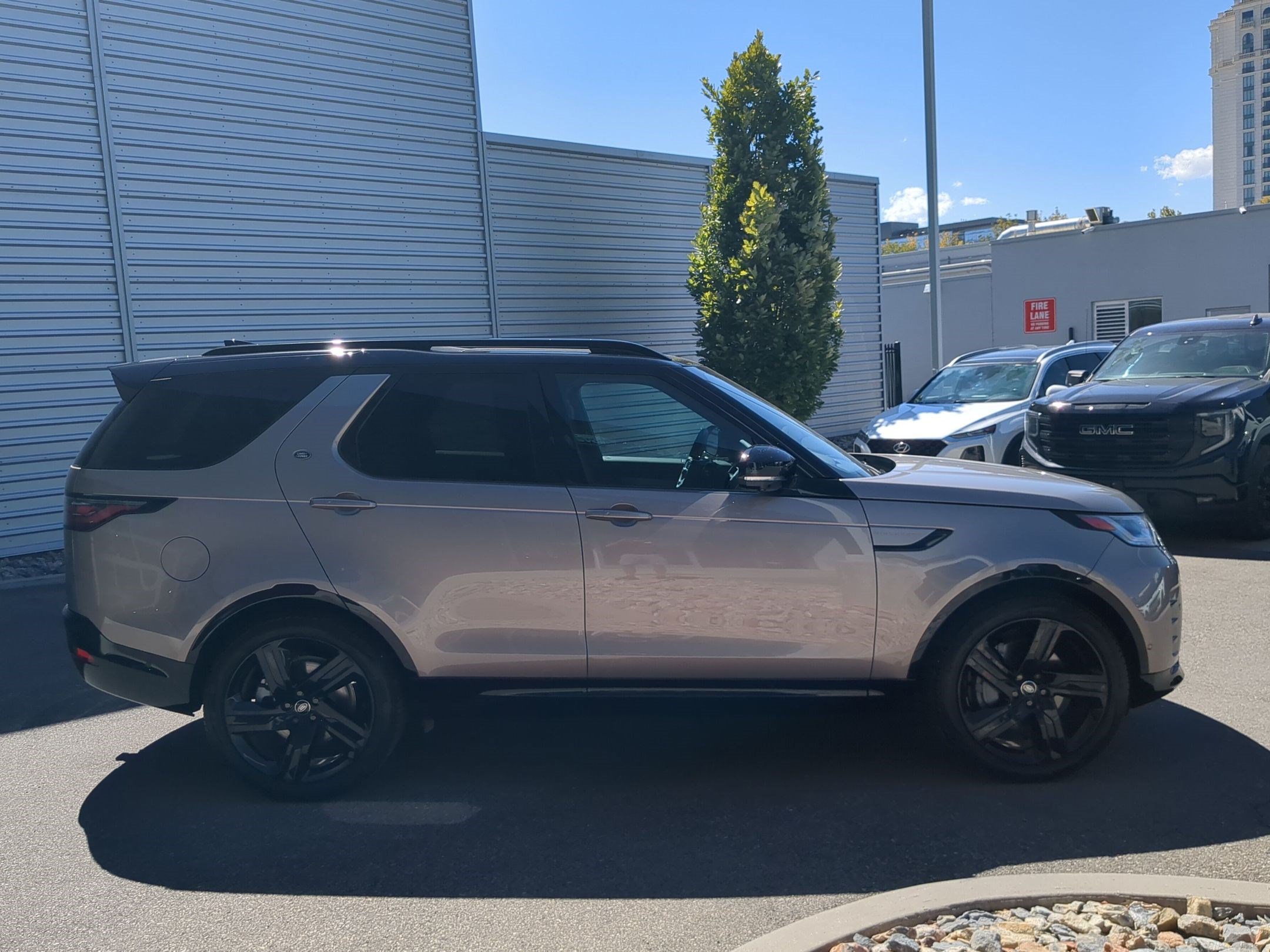 Used 2026 Land Rover Discovery Dynamic SE AWD/4WD image 5