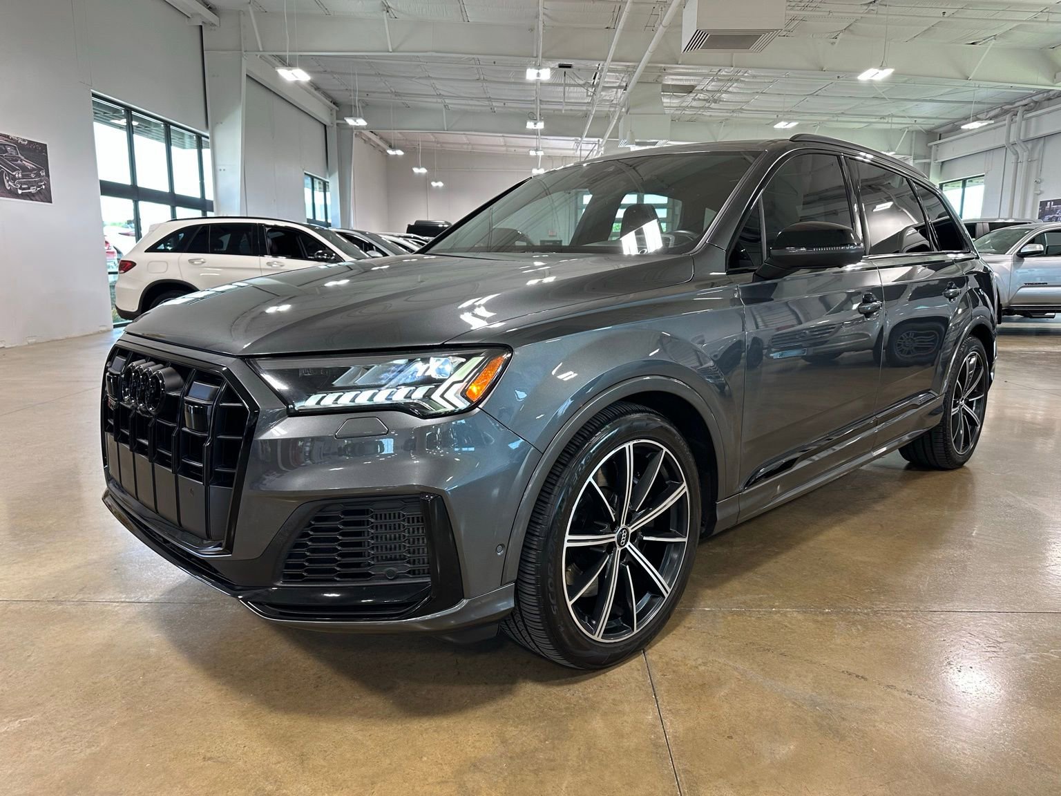 Used 2021 Audi SQ7 Premium Plus w/ SQ7 Black Optic Package image 3
