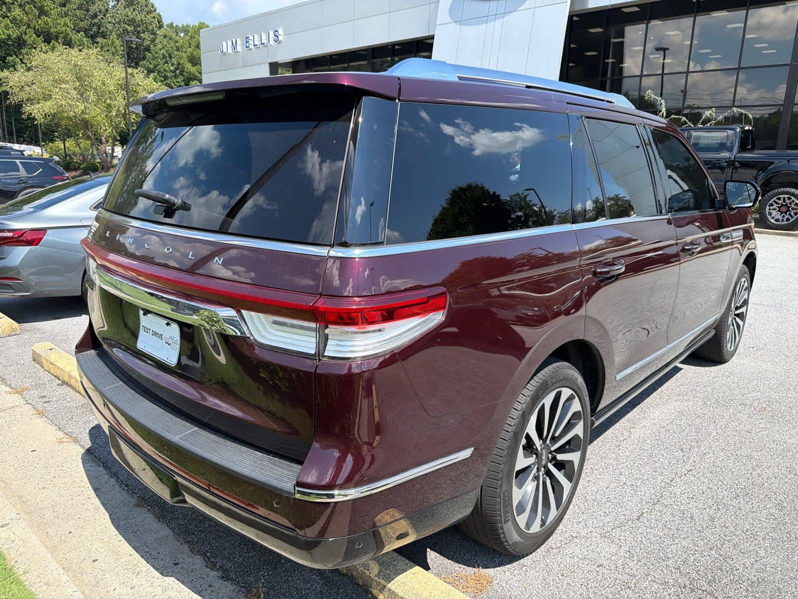 Used 2024 Lincoln Navigator Reserve AWD/4WD image 2