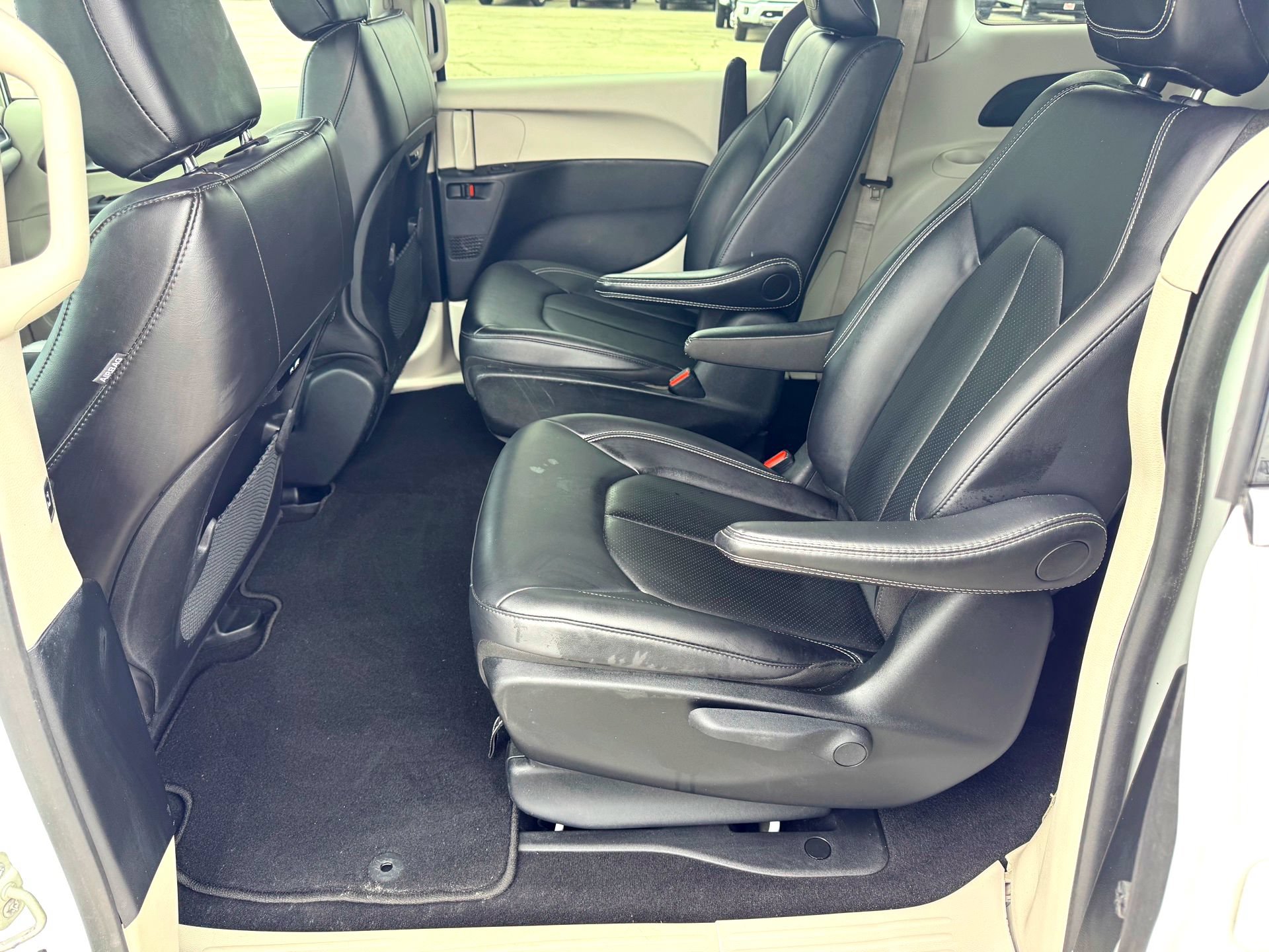 Used 2024 Chrysler Pacifica Select image 18