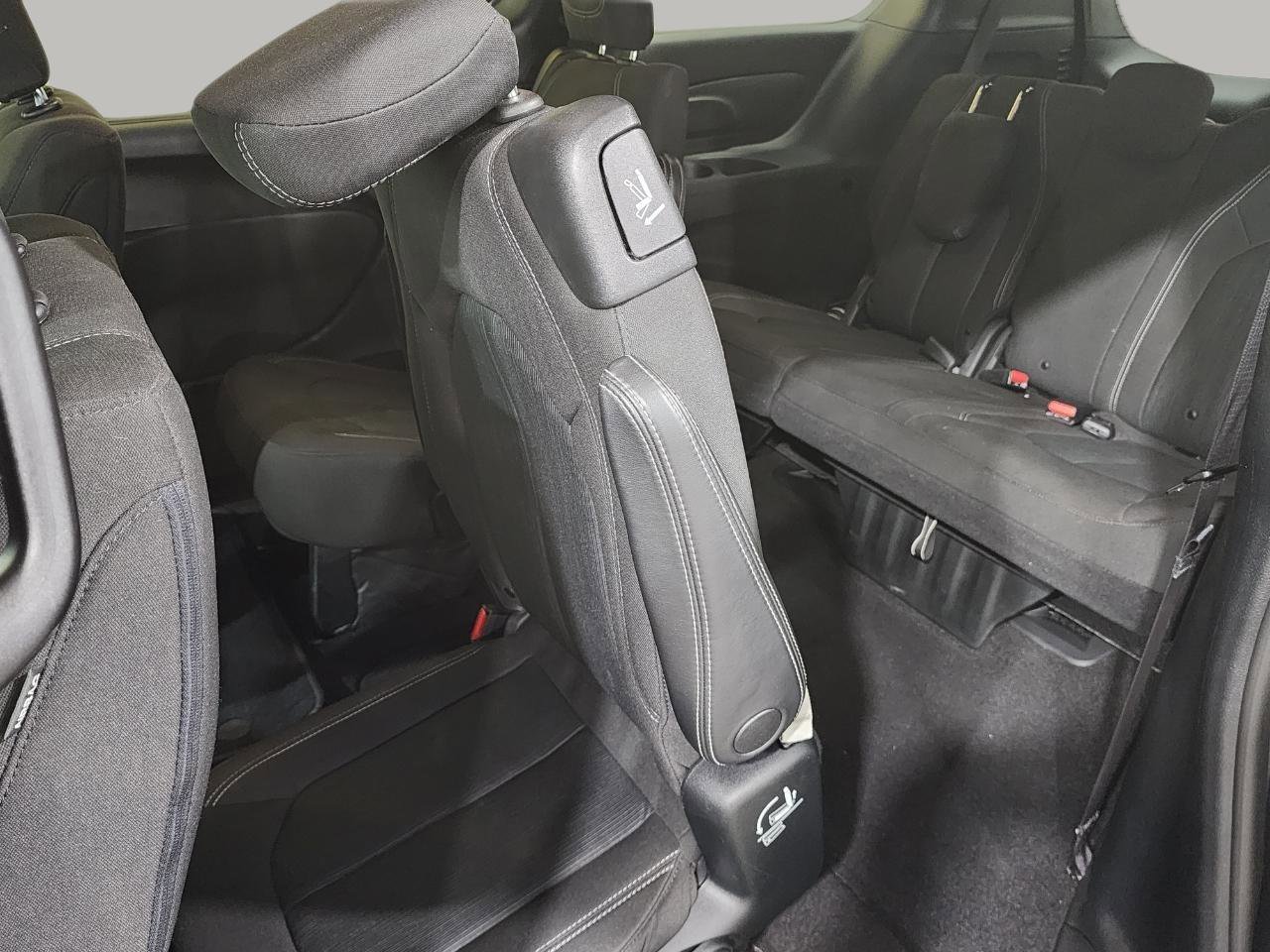 Used 2020 Chrysler Pacifica Touring w/ S Appearance Package image 21