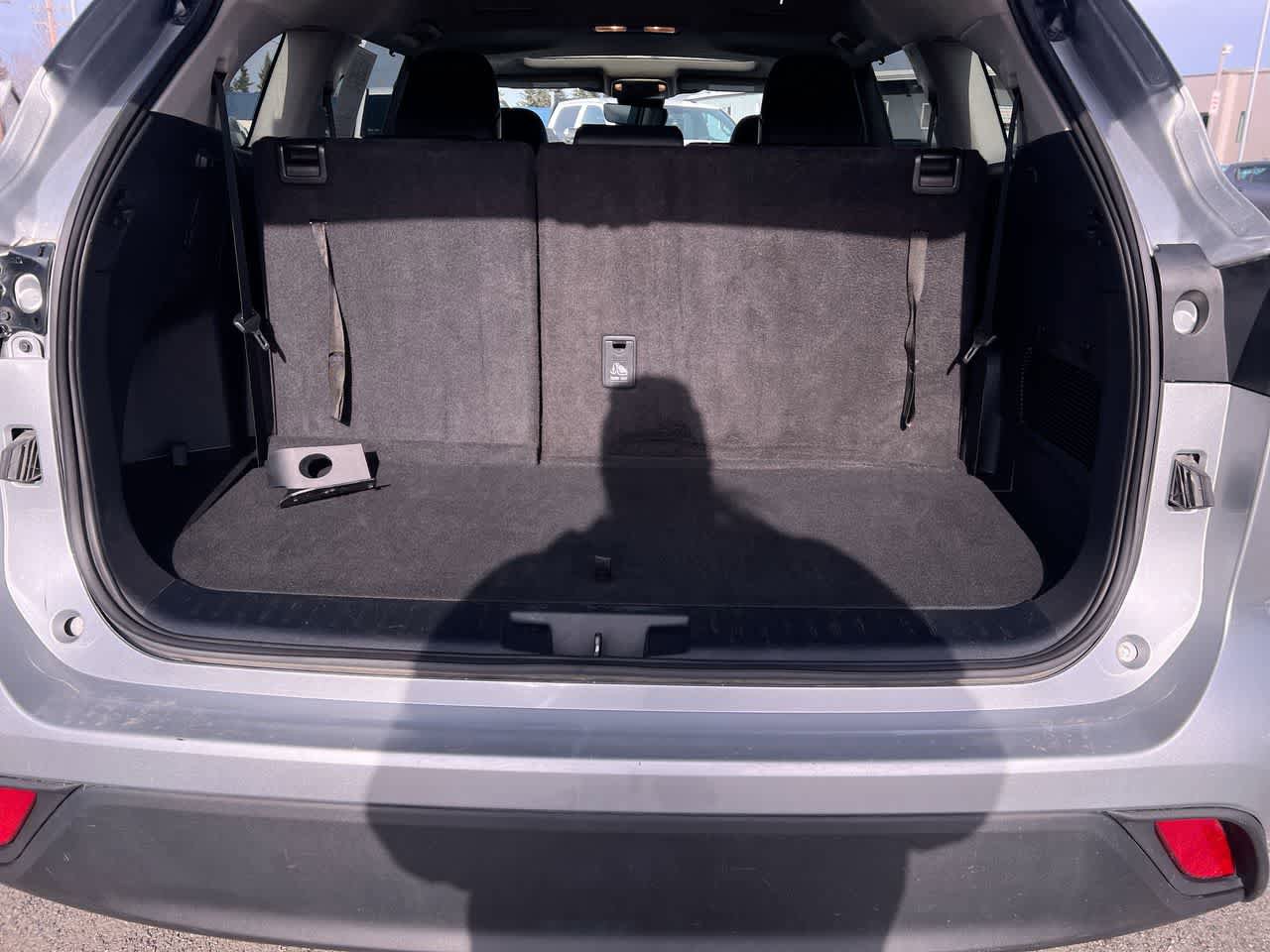 Used 2023 Toyota Highlander XLE AWD/4WD image 25