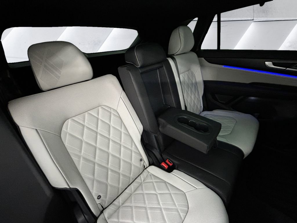 Used 2025 Volkswagen Atlas Cross Sport SEL Premium R-Line image 16