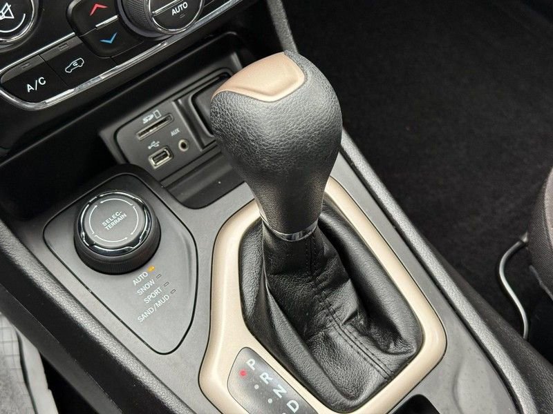 Used 2017 Jeep Cherokee Latitude w/ Comfort/Convenience Group image 26