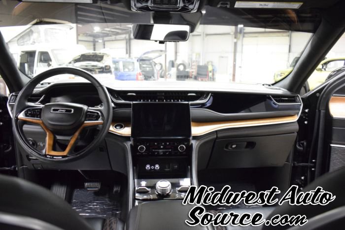 Used 2024 Jeep Grand Cherokee Summit image 32