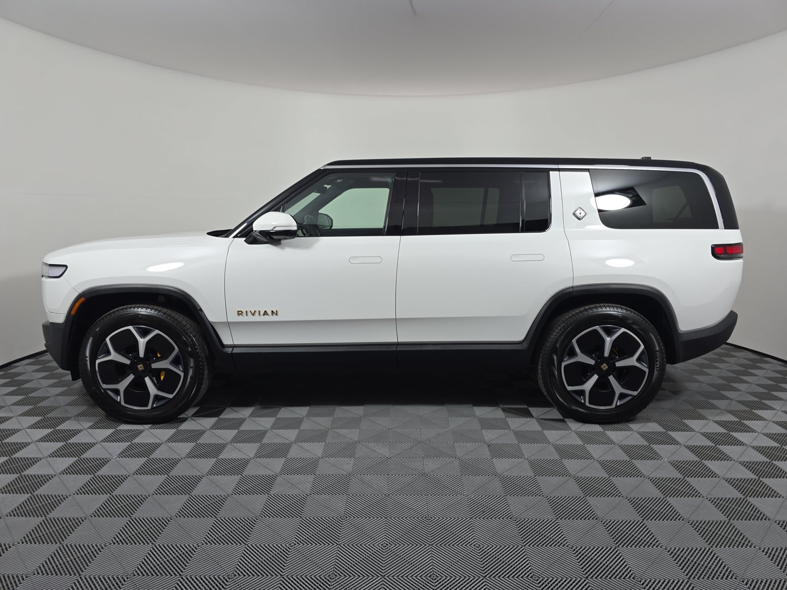 Used 2024 Rivian R1S Adventure Quad AWD/4WD image 2