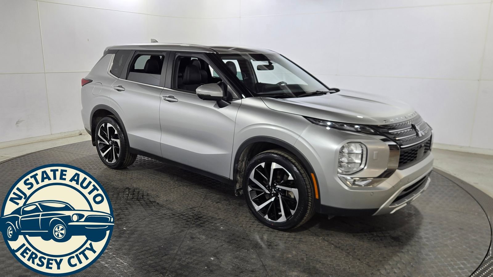 Used 2023 Mitsubishi Outlander SE image 9