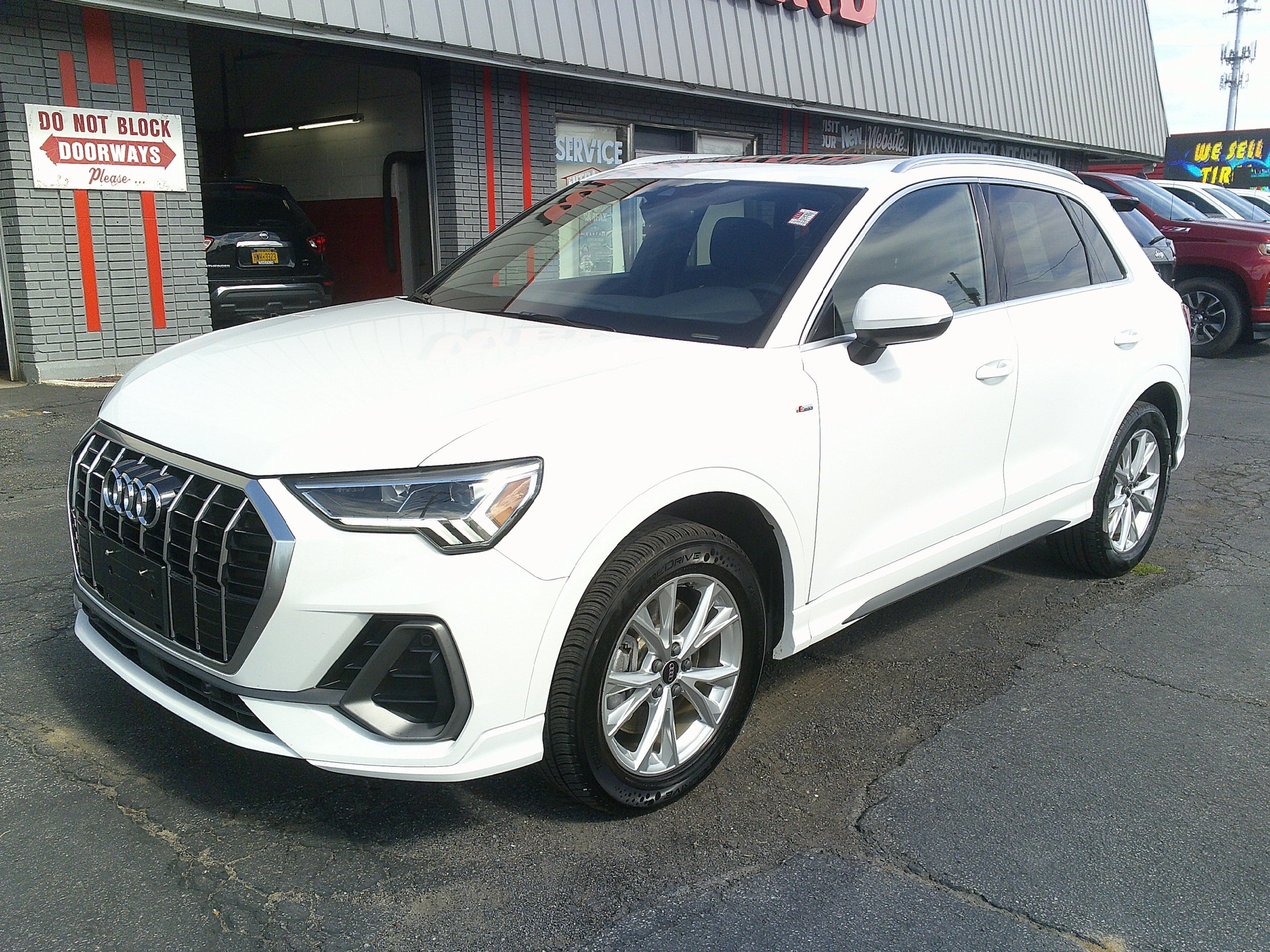 Used 2025 Audi Q3 2.0T Premium AWD/4WD image 2