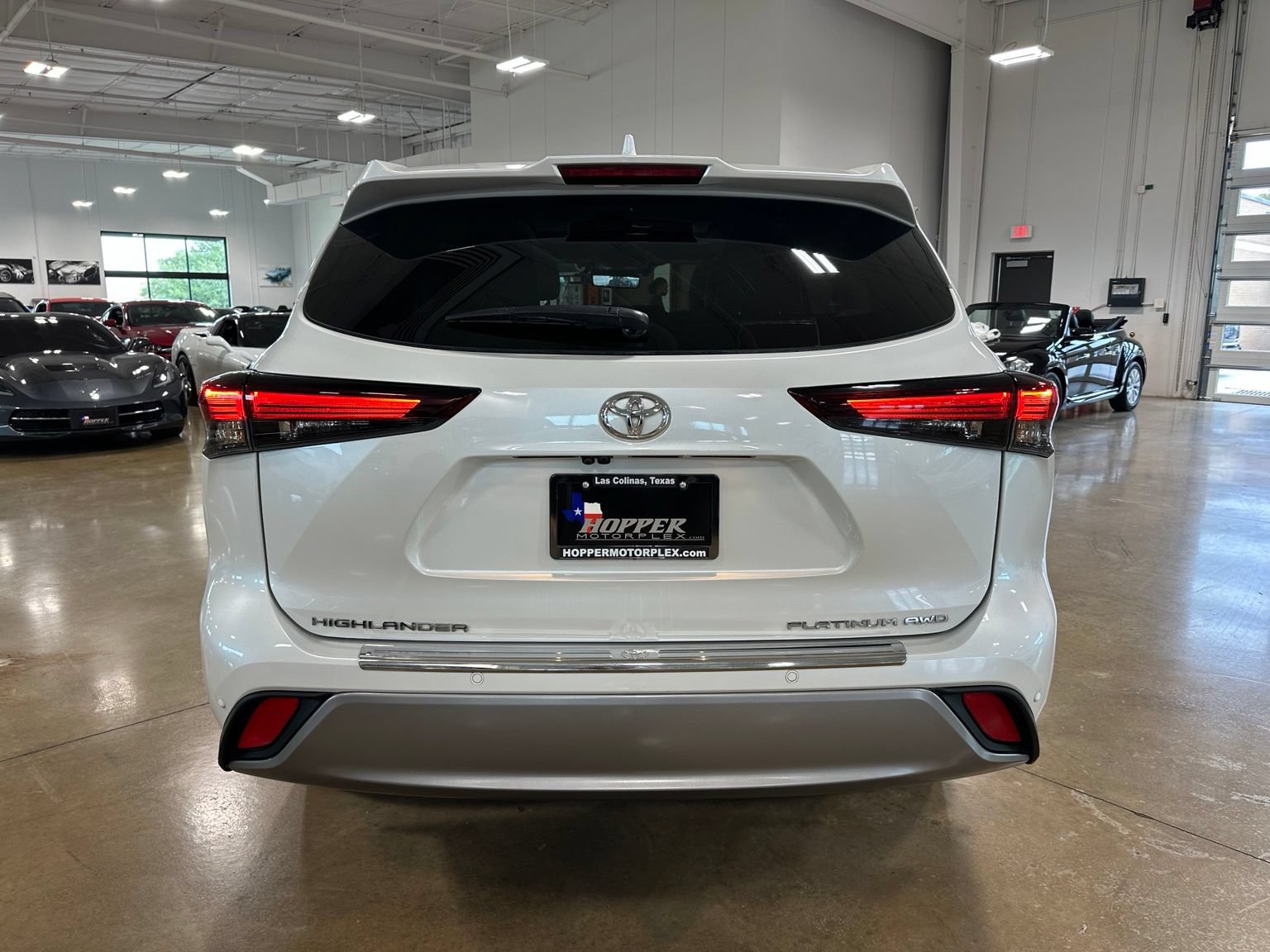 Used 2024 Toyota Highlander Platinum AWD/4WD image 6
