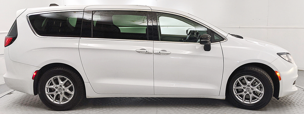 Used 2024 Chrysler Voyager LX FWD image 2