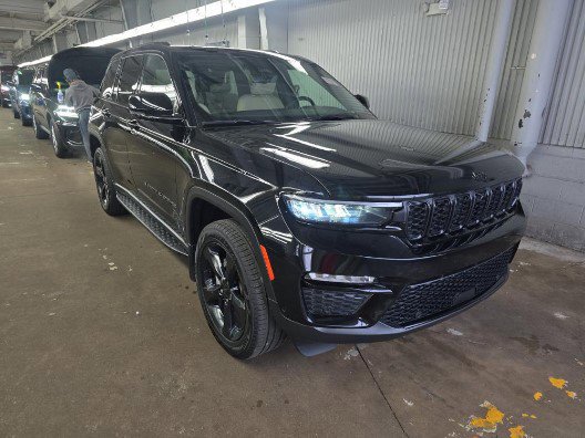 Used 2024 Jeep Grand Cherokee Limited w/ Luxury Tech Group II image 3